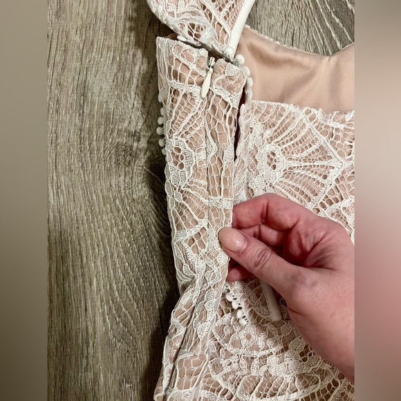 Vici Lace Bodysuit - Picture 5 of 10